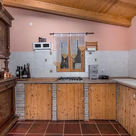 Istrian Tavern Next To The Pool * 班约勒