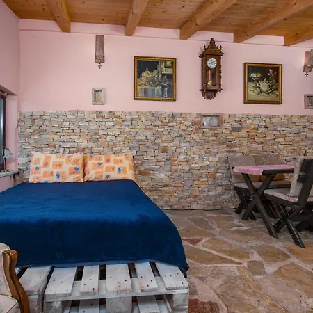 Istrian Tavern Next To The Pool * بنجول